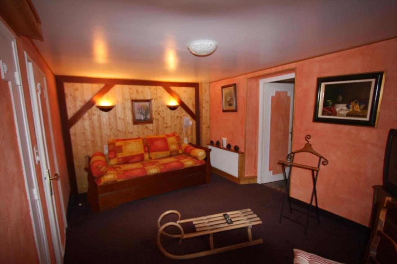 Hotel Le Rocher Blanc Albaret-Sainte-Marie Exteriör bild