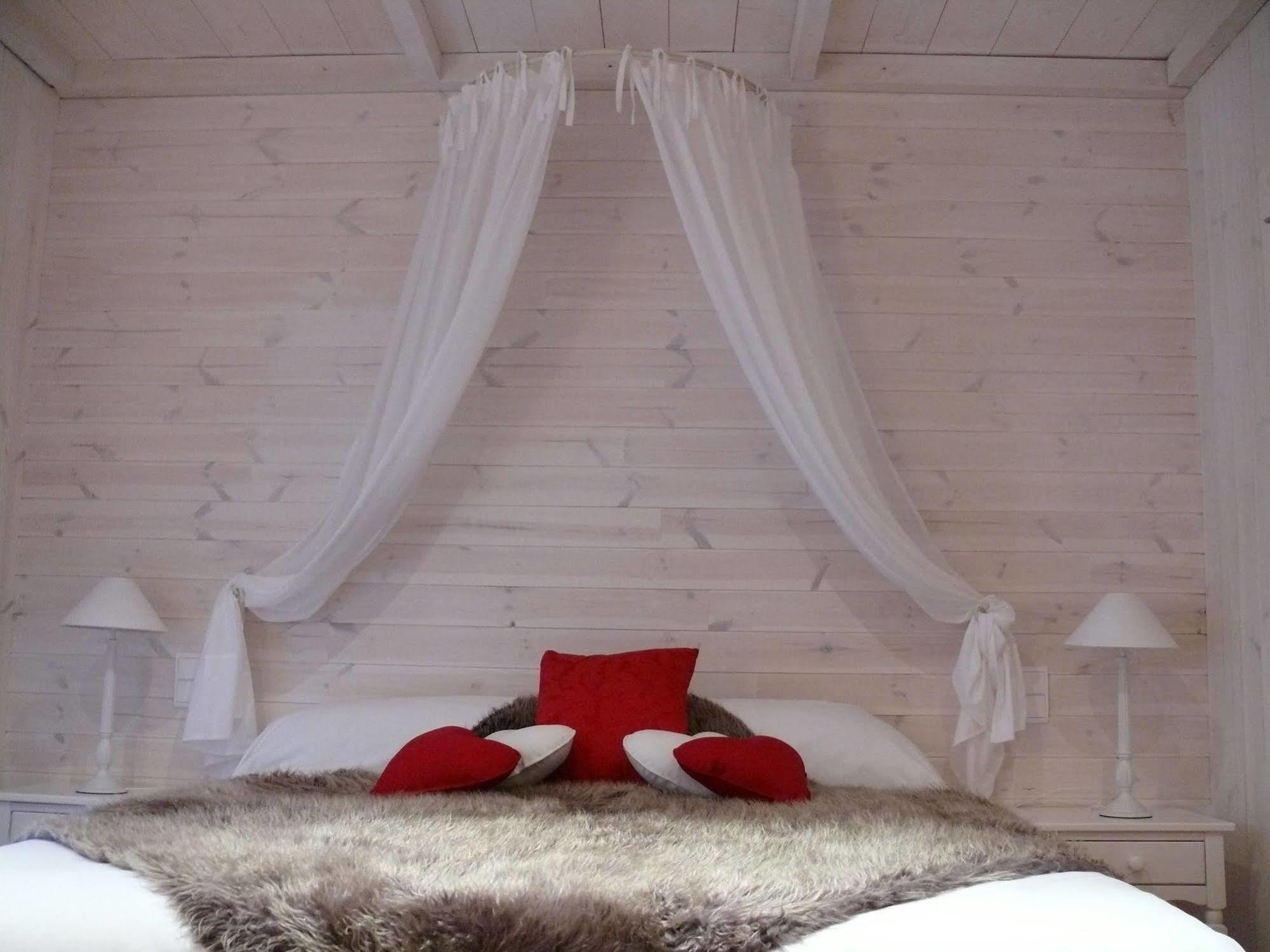 Hotel Le Rocher Blanc Albaret-Sainte-Marie Exteriör bild